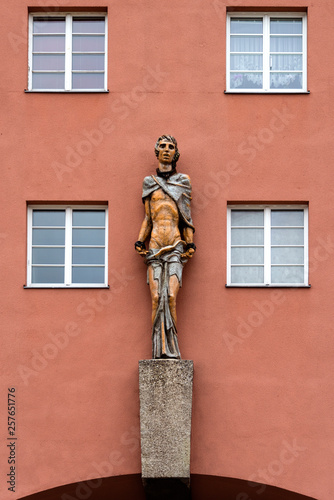 Austria, Vienna, Karl-Marx-Hof: Detail front view of famous municipal tenement complex Karl Marx Court with statue - concept architecture landmark facade apartment building history unique living