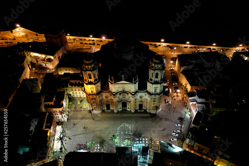 Fototapeta Naklejka Na Ścianę i Meble -  Luftbilder von Cadiz bei Tag und bei Nacht