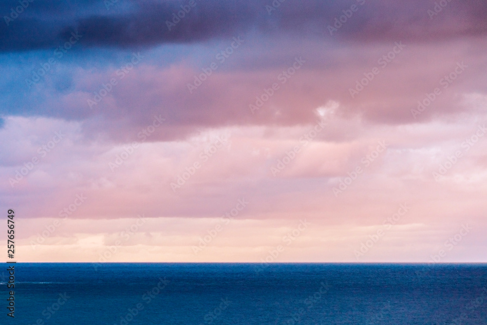 Naklejka premium Vivid ocean dusk seascape cloudscape over ocean.