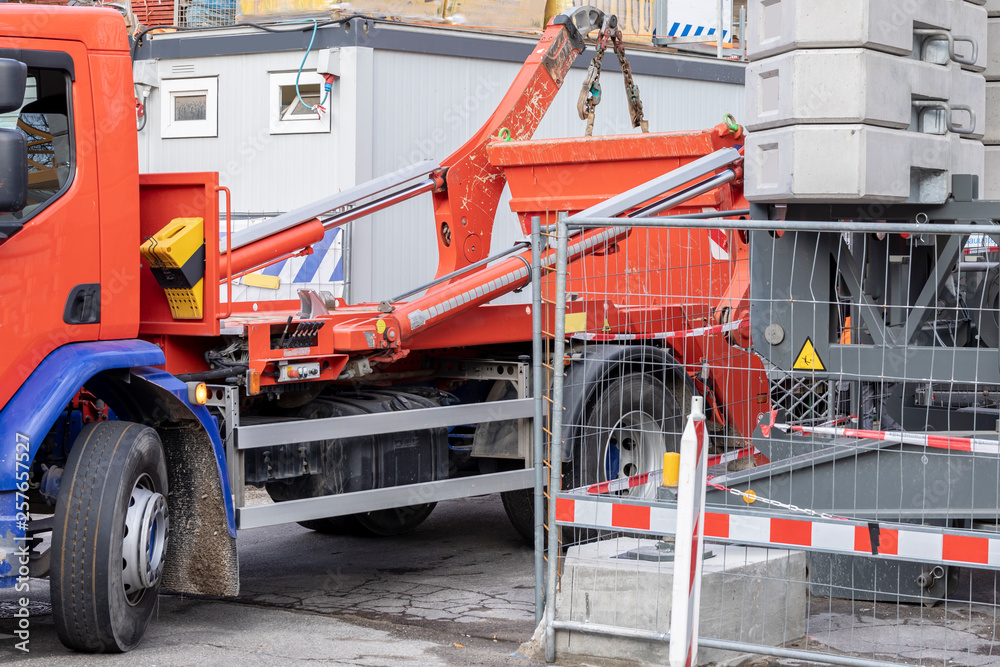 LKW stellt Container ab LKW stellt Container ab