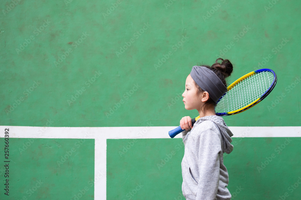 テニスの練習をする女の子