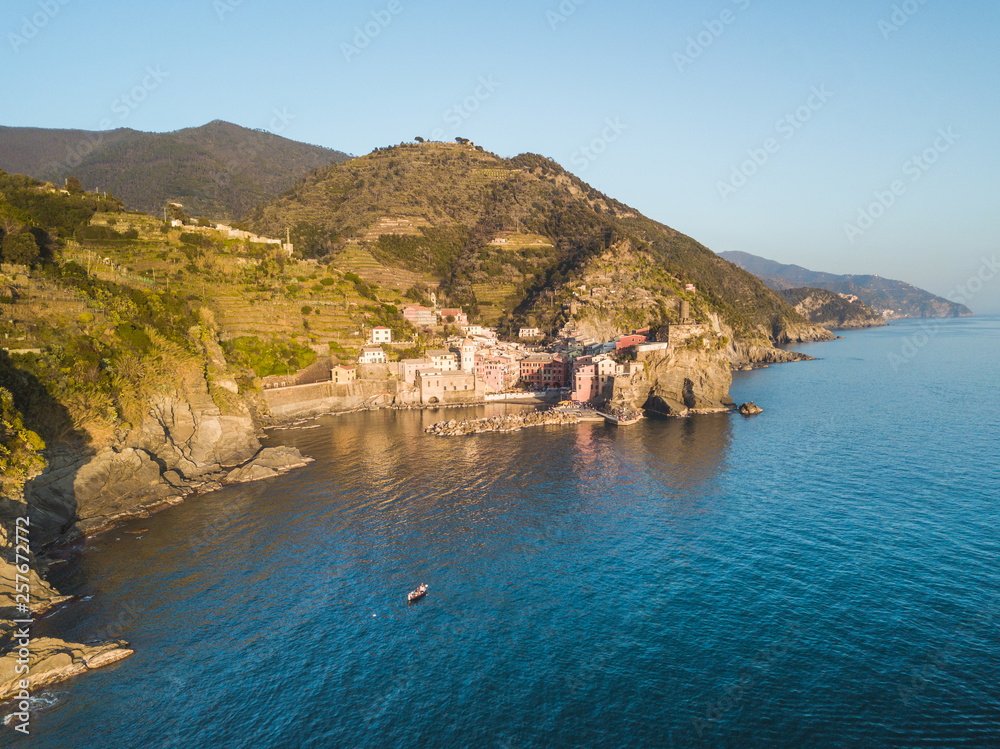 Vacanza al mare alle Cinque Terre, una meraviglia di paesaggio italiano in Liguria con il suo porto e le sue case colorate.