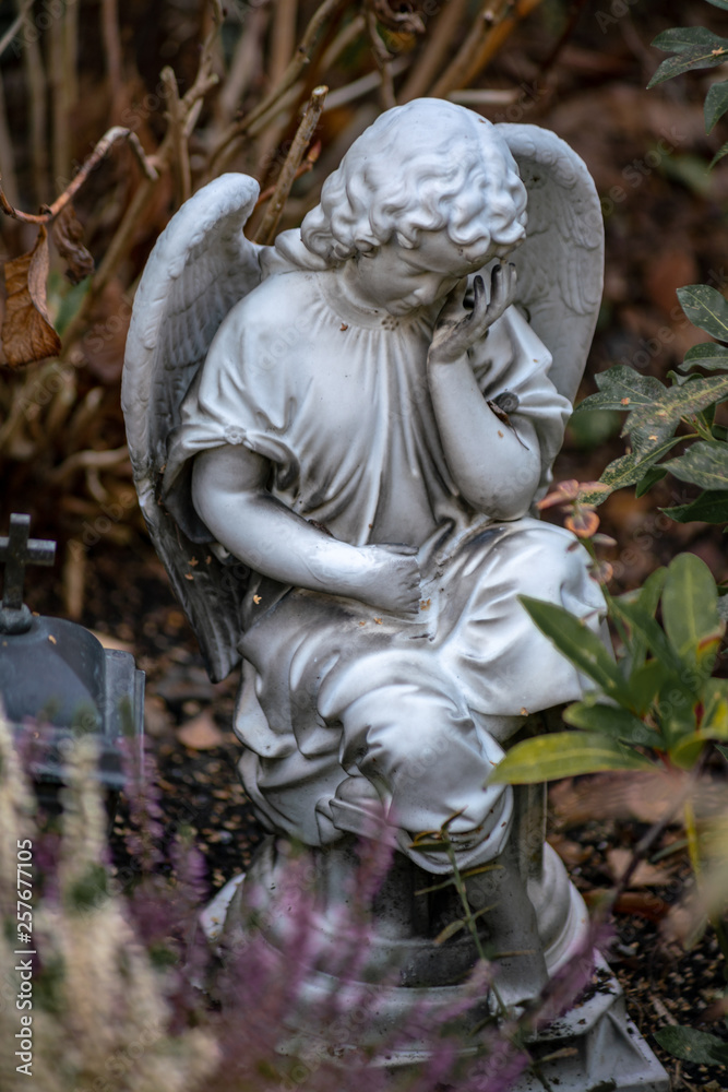 Figur eines trauernden Engels auf dem Friedhof in Berlin Hermsdorf Figur eines trauernden Engels auf dem Friedhof in Berlin Hermsdorf