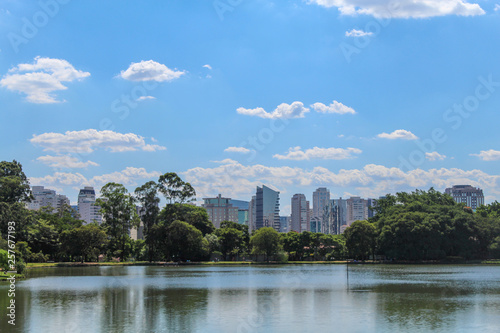 Pr  dios vistos do Parque