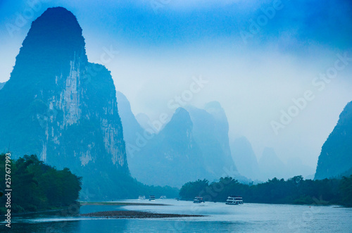 Fotografia Landscape with river and mountains
