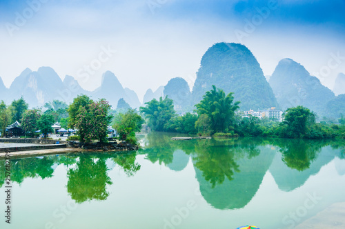 Foto The river and mountain scenery in spring