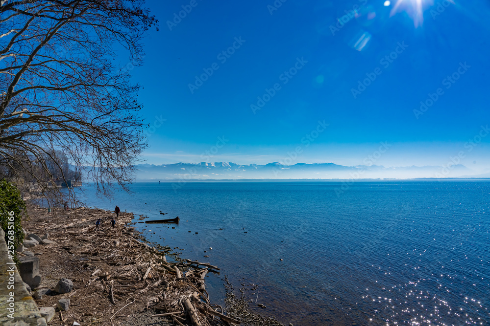 Blick auf den Bodensee von der Hafenmauer Blick auf den Bodensee von der Hafenmauer