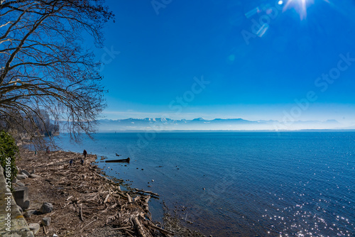 Blick auf den Bodensee von der Hafenmauer