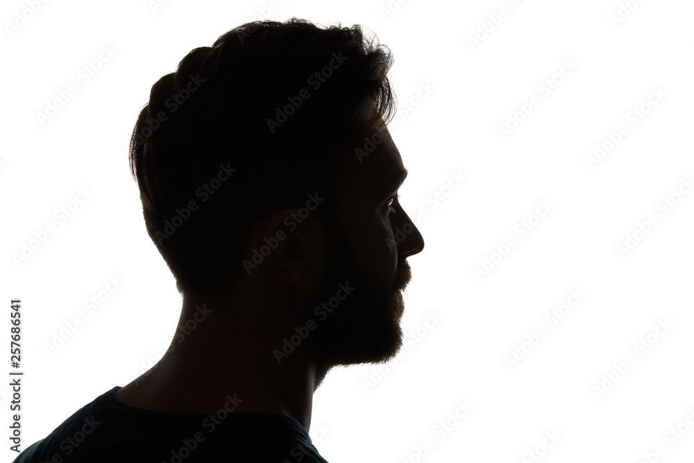 Fototapeta premium Sylwetka zamyślony mężczyzna patrząc od hotelu na białym tle