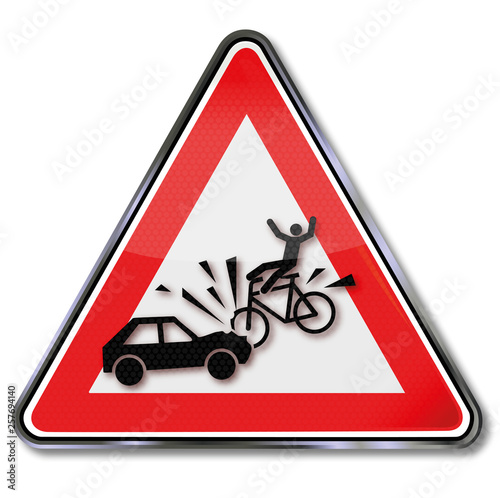 Warnschild mit Achtung Fahrradfahrer und Auto stoßen zusammen