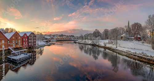 Quadro su tela Trondheim Winter Bakklandet Lagerhäuser Dom Brücke Gamle Bybro