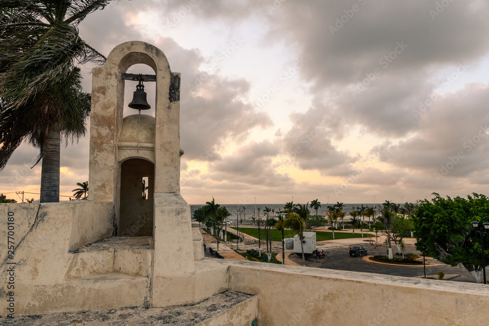 Obraz premium Warning Bell at Fort San Carlos in Campeche, Mexico in the evening
