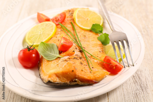 salmon fillet with lemon and tomato