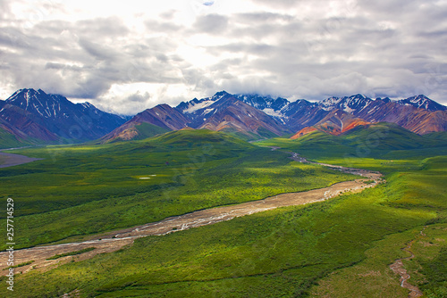 With its huge mountains and surrounded by a wonderful biodiversity lies the Denali National Park and Preserve. River, trees and cloud sky. Landscape, fine art. Parks Hwy, Alaska, EUA: July 28, 2018