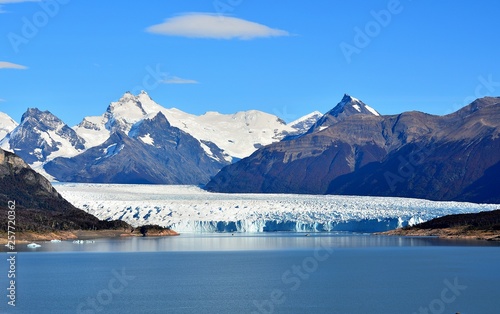 EL CALAFATE  Monta  as  nieve  hielo  aves  paisajes  amanecer y anochecer Lago Argentino 