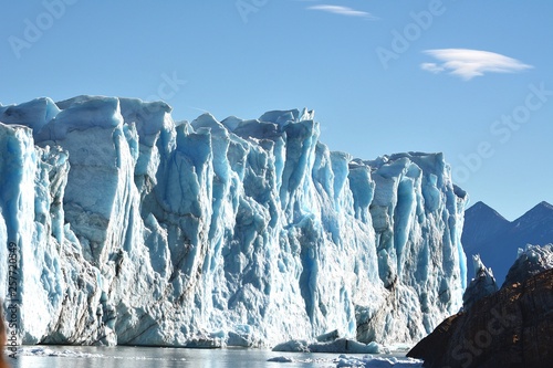 EL CALAFATE  Monta  as  nieve  hielo  aves  paisajes  amanecer y anochecer Lago Argentino 