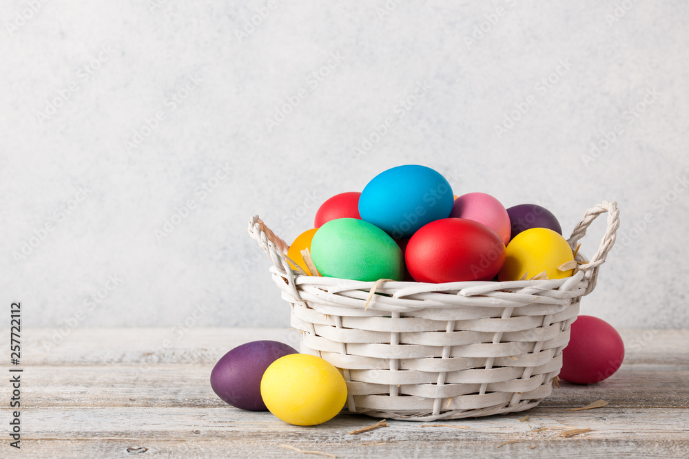 Naklejka premium Easter eggs in a basket