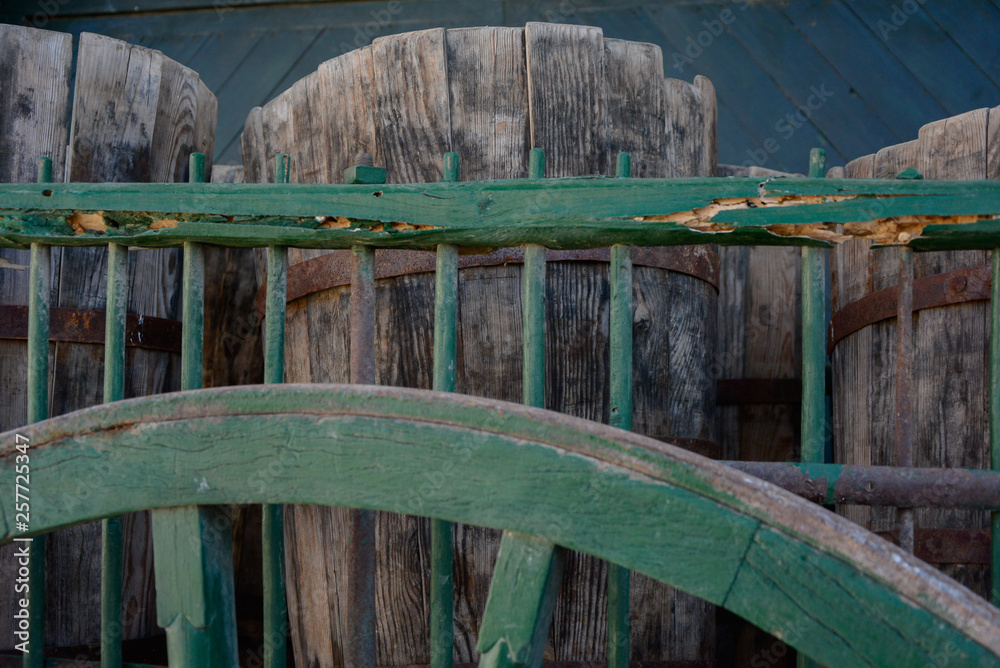 Carro antiguo de madera con bidones de madera con tonos tierra