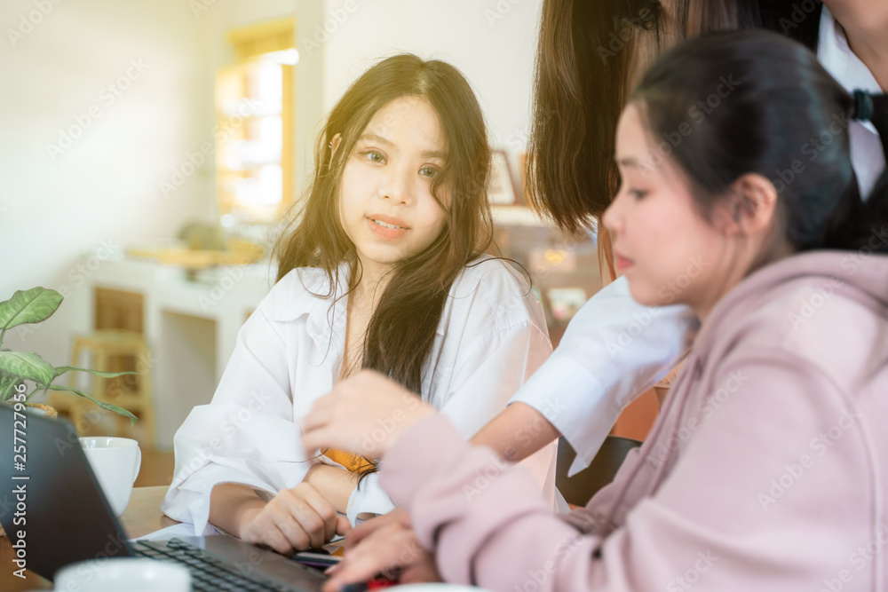 Obraz premium Business asian women talking togeter for new business idea