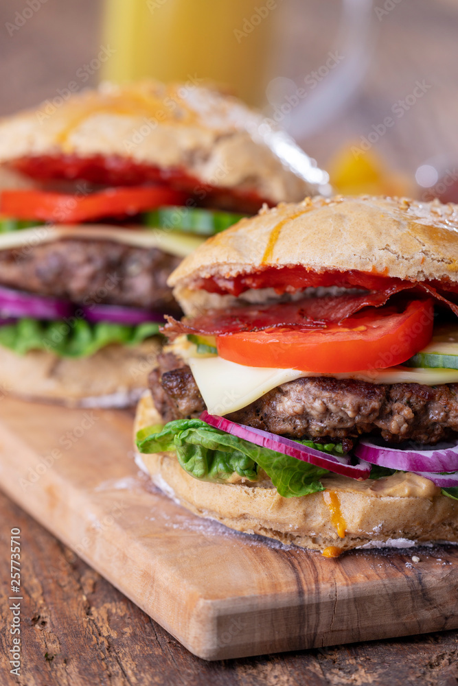 hausgemachte Burger auf dunklem Holz hausgemachte Burger auf dunklem Holz