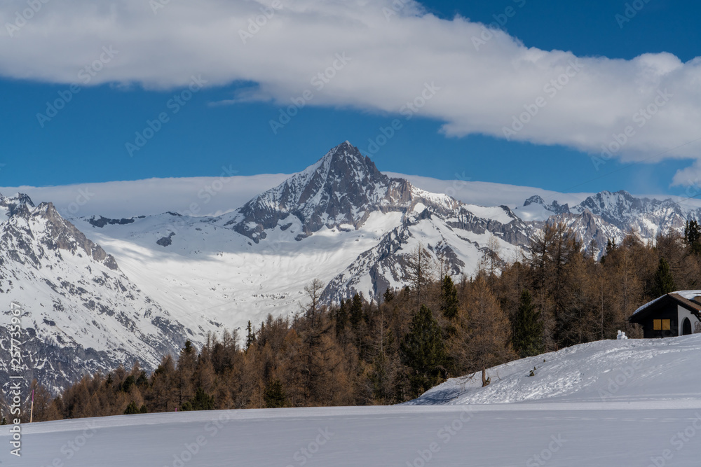 Obraz premium Der Schweizer Berg Bietschhorn in mitten von Wolken