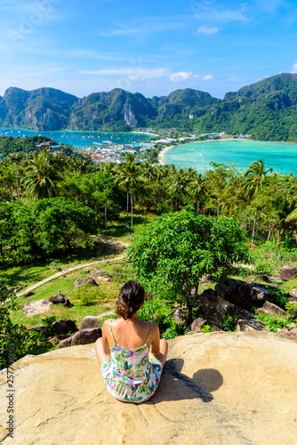 Fotografie, Obraz Koh Phi Phi Don, Viewpoint - Girl enjoying beautiful view of paradise bay from the top of the tropical island