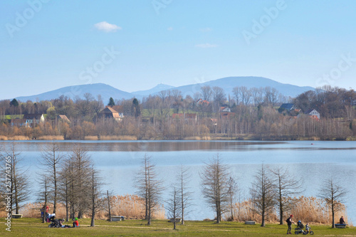 Bild auf Leinwand Olbersdorfer See - Ausblick auf die Berge