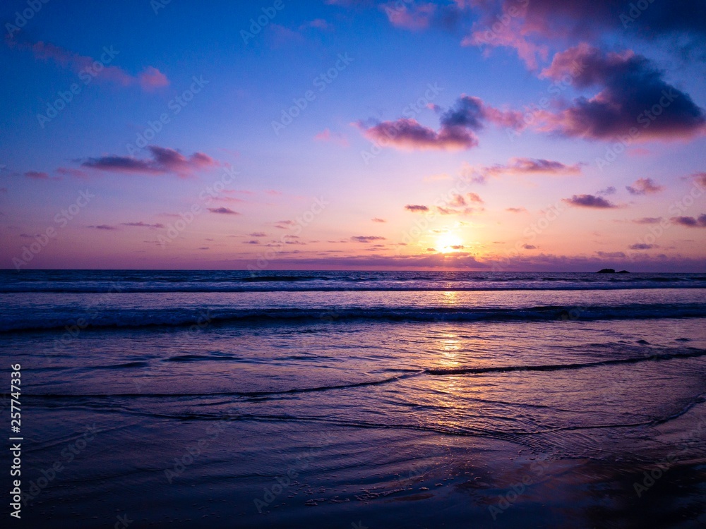 Fototapeta premium Playa atardecer morado