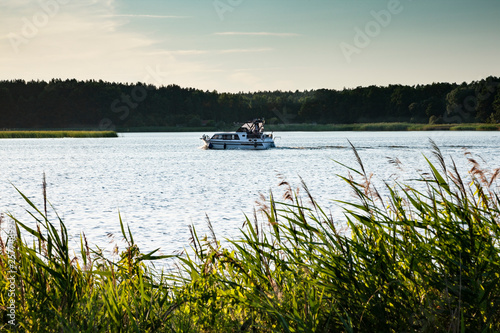 Mit dem Motorboot unterwegs auf dem Röblinsee