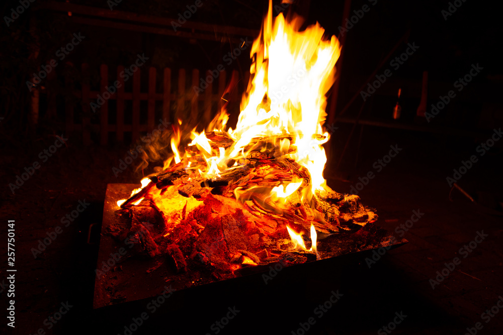 Ostefeuer im Garten auf einer Feuerschale Ostefeuer im Garten auf einer Feuerschale