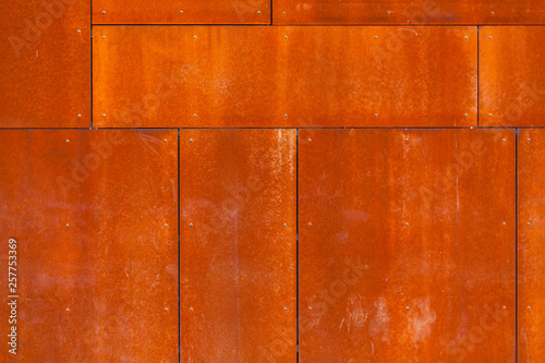 Rusty house facade of Cor-Ten steel panels. Fassade mit rost braunen Cor-Ten Stahl Platten.