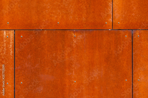 Cor-Ten steel panel house facade. Cor-Ten Stahl Platten rostige Hausfassade.