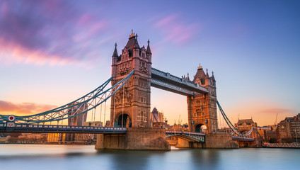 Papier peint photo Des ponts Tower Bridge au coucher du soleil  © Dario