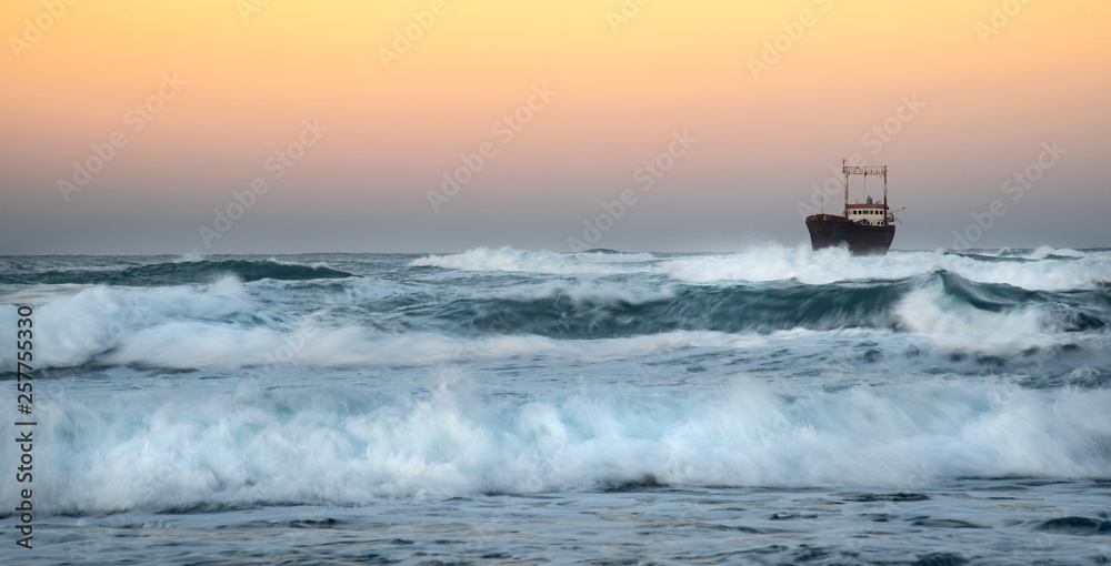 Naklejka premium Abandoned ship in the stormy sea