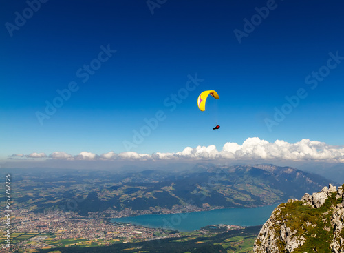 Paroplan flies over the city of Thun and the lake from the mountain of Nizen