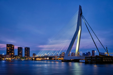 Fototapete Erasmusbrücke Erasmusbrücke Rotterdam markantes Wahrzeichen  © Dmitry Rukhlenko