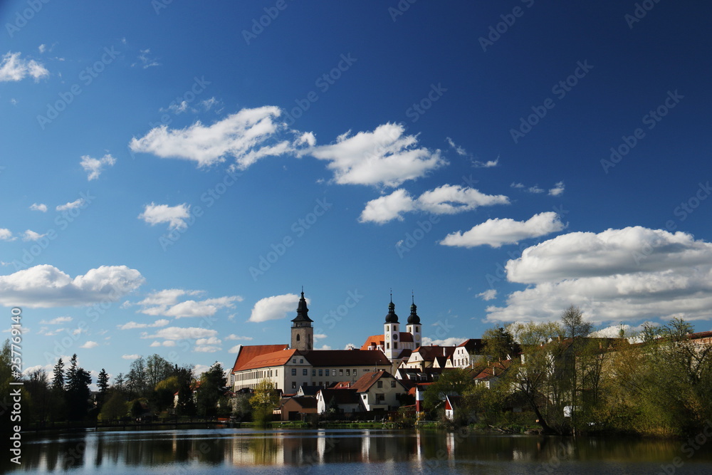 Obraz premium チェコ テルチ 青空と雲と教会のある景色