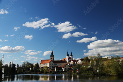 チェコ　テルチ　青空と雲と教会のある景色
