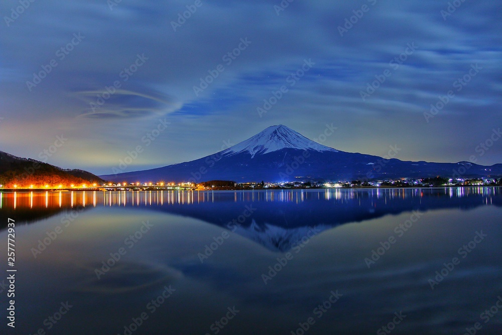 吊るし雲の逆さ富士