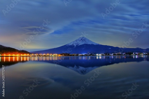 吊るし雲の逆さ富士 © fakestatar