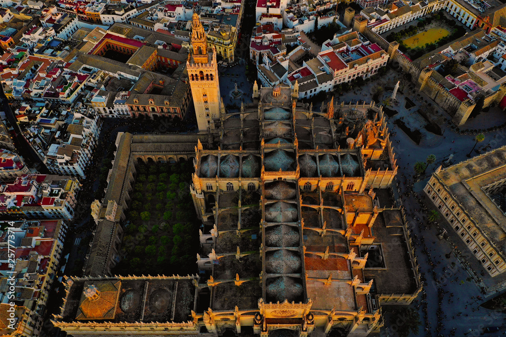 Sevilla Luftbilder - Alcázar, Plaza de España, Kathedrale von Sevilla, Giralda, Torre del Oro, Plaza de toros de la Real Maestranza de Caballería de Sevilla und mehr Sehenswürdigkeiten mit der Drohne 