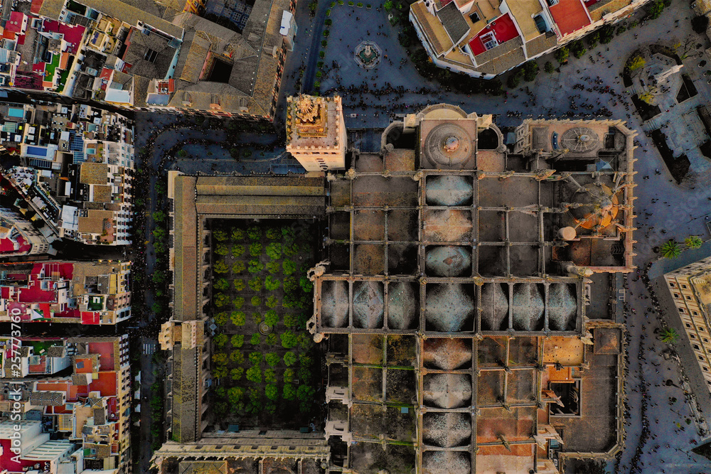 Sevilla Luftbilder - Alcázar, Plaza de España, Kathedrale von Sevilla, Giralda, Torre del Oro, Plaza de toros de la Real Maestranza de Caballería de Sevilla und mehr Sehenswürdigkeiten mit der Drohne 