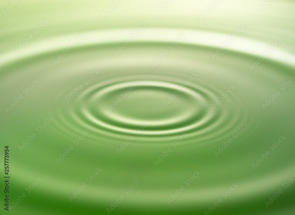 グリーンの水滴と波紋 グリーンの水滴と波紋