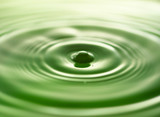 グリーンの水滴と波紋
