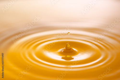 イエローの水滴と波紋