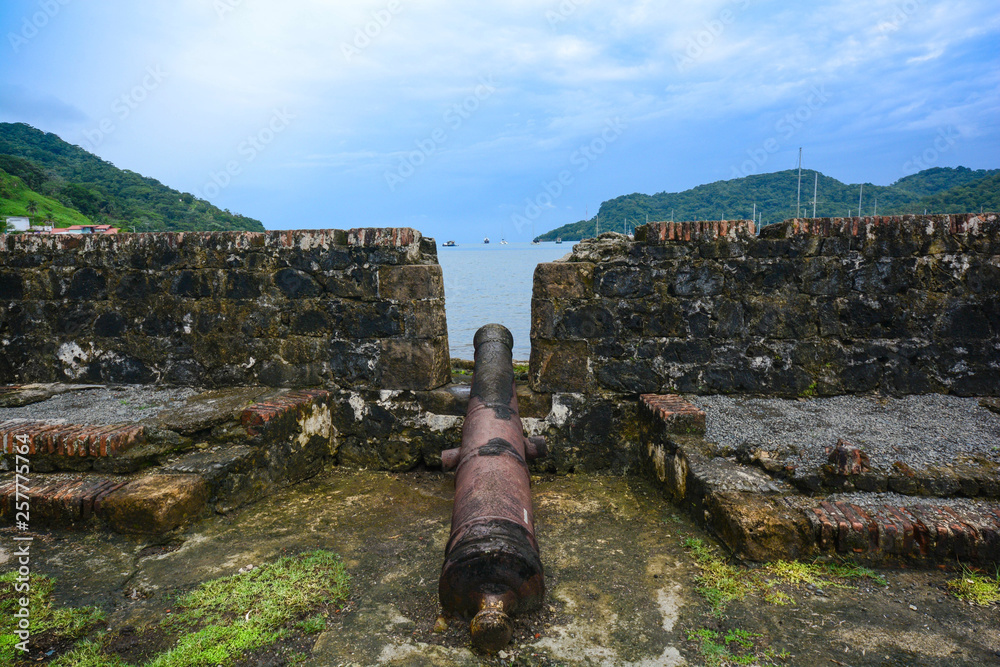 Φωτογραφία View of an old spanish cannon in a colonial fort in Portobelo, Panama
