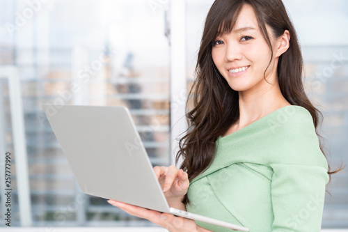 部屋でラップトップコンピューターを見る女性 Free Download 部屋でラップトップコンピューターを見る女性 - GFXLoad