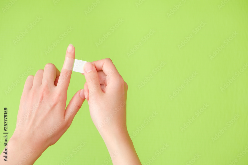 写真素材 ばんそうこうを貼る手 絆創膏 傷 処置 Stock Photo Adobe Stock
