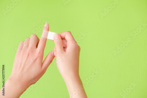 写真素材：ばんそうこうを貼る手 絆創膏 傷 処置