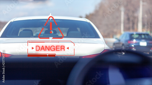 追突 警告 パトカー 自動運転 高級車 ヘッドアップ ディスプレー ドライバー 緊急ブレーキ 止まる 停止 メーカー 法律 義務